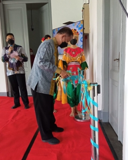 Plt. Kepala Museum Kebangkitan Nasional Pak Pustanto sedang menggunting pita di Ruang Memorial Boedi Oetomo (Dokpri)
