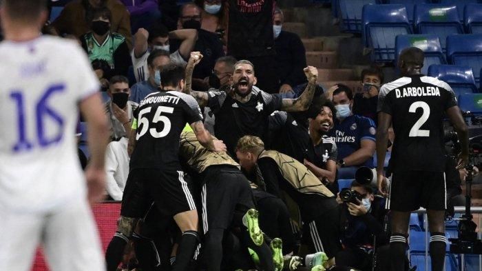 Euforia para pemain Sheriff kala berhasil mengalahkan Real Madrid 2-1 di laga kedua fase Grup  D (sumber : tribunnews.com