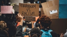 Ilustrasi rasisme. Sumber: Bola.com