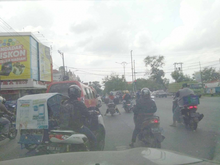 Angkot di lampu merah, selalu terdepan. dokpri