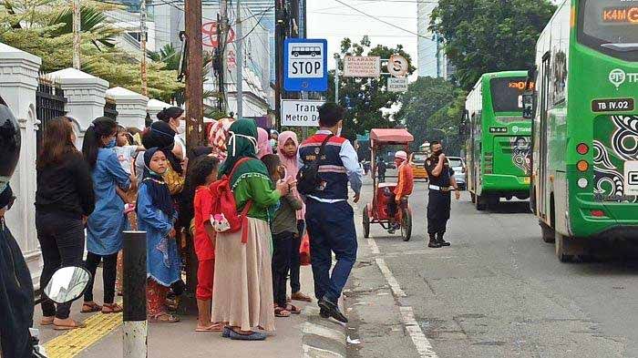 Masyarakat menunggu kedatangan Bus Trans Metro Deli. sumber:tribunnews.com