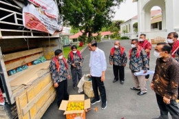 Presiden Jokowi menerima oleh-oleh 3 ton buah jeruk dari warga Karo, Sumut|dok. ANTARA/Laily Rachev-Biro Pers Sekretariat Presiden, dimuat kompas.com