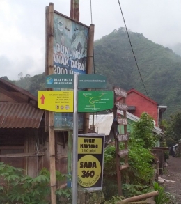 Rambu petunjuk Desa Wisata Sembalun Lawang. (Foto: Gapey Sandy)