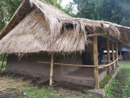 Satu dari dua rumah di Desa Adat Beleq yang masih bisa disaksikan. Kondisinya juga sudah tidak layak huni. (Foto: Gapey Sandy) 