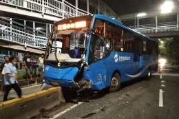 Bus Transjakarta menabrak separator jalur di Jalan Pramuka, Jakarta Timur, Senin (6/12/2021) sumber: Kompas.com