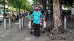 Pak Syamil, seorang pengayuh becak wisata selama 40 tahun di kawasan Jalan Malioboro. (Foto oleh Algan Khalaza) 