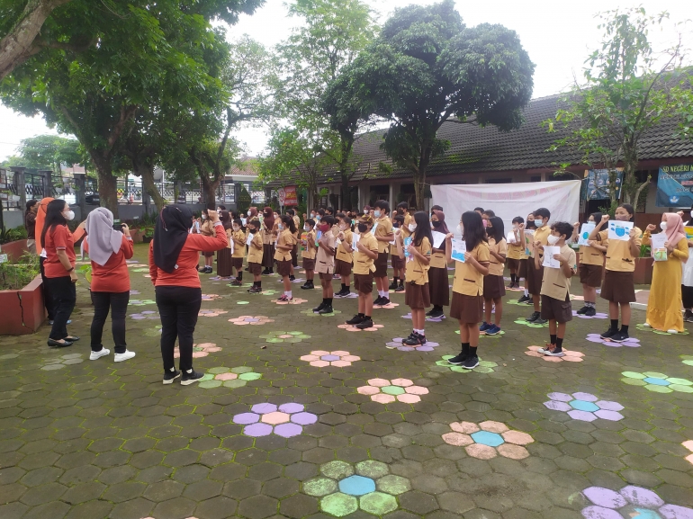 Siswa siswi dan guru melakukan yel yel Cinta Lingkungan/Dokpri