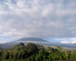 Indahnya Gunung Rinjani meski tertutup kabut dilihat dari depan kamar hotel | Foto-foto: dokpri