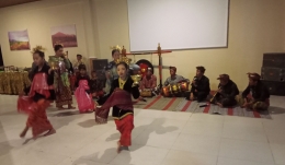 Disuguhi tarian tradisi Sembalun Lombok di hotel. Foto: dokpri