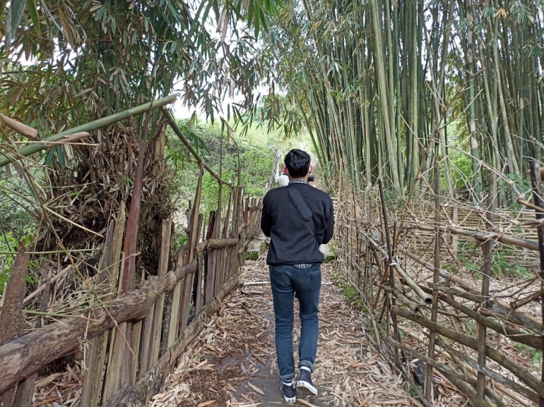 Melintasi pohon bambu baru kemudian menapaki anak tangga menuju Bukit Selong (dokumentasi pribadi)