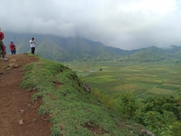 Di Bukit Selong, pengunjung bisa menikmati panorama indah menghampar (dokumentasi pribadi)