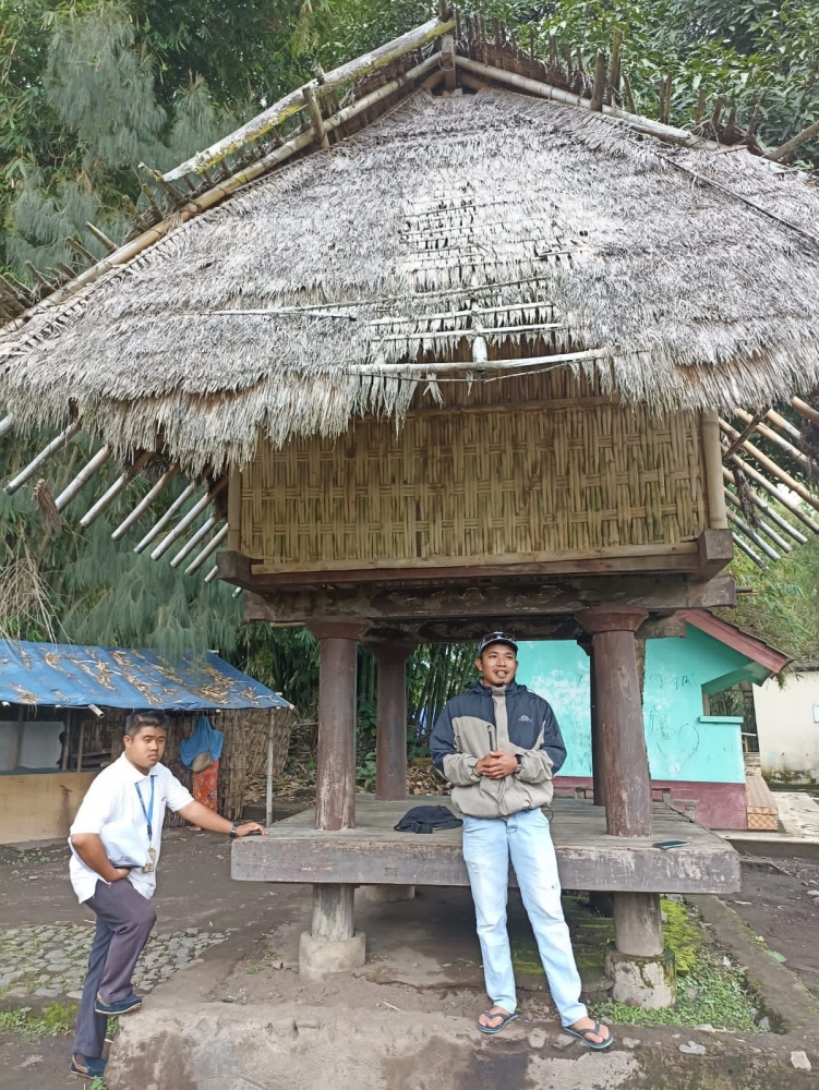 Muji bercerita tentang Dusun Beleq. Ia adalah keturunan warga dusun tersebut (dokumentasi pribadi)