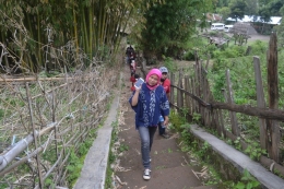 Kompasianer Muslifa Aseani menuju puncak Bukit Selong. (Foto: Haryadi Yansyah)