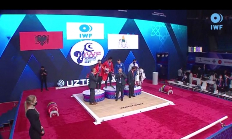 Bendera Merah Putih tidak berkibar di podium juara Rahmat Erwin Abdullah/foto: IWF.sport