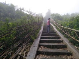 Anak tangga mendaki Bukit Selong. (Sumber: lh5.googleusercontent.com)