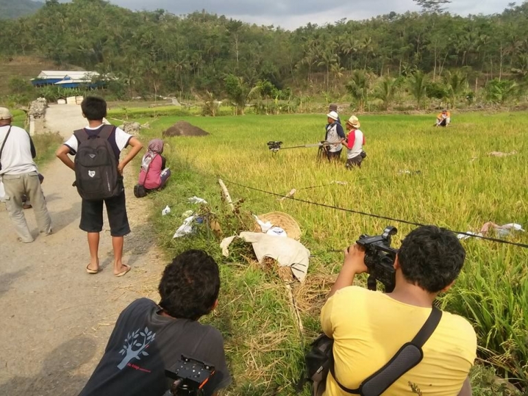 Image caption - Ilustrasi syuting komedi situasi/dokumenter di luar studio yang melibatkan anak-anak - dinkominfo.purbalinggakab.go.id