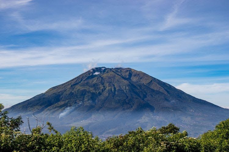 Sumber foto: KOMPAS.com/ANGGARA WIKAN PRASETYA ~ Gunung Merbabu dilihat dari Gunung Telomoyo.