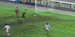 Sepakbola gajah di Piala Tiger 1998, antara Indonesia vs Thailand. (Sumber: youtube/via bola.net)