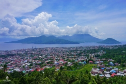 Kota Ternate dan Pulau Tidore di latar belakang. Sumber: dokumentasi pribadi