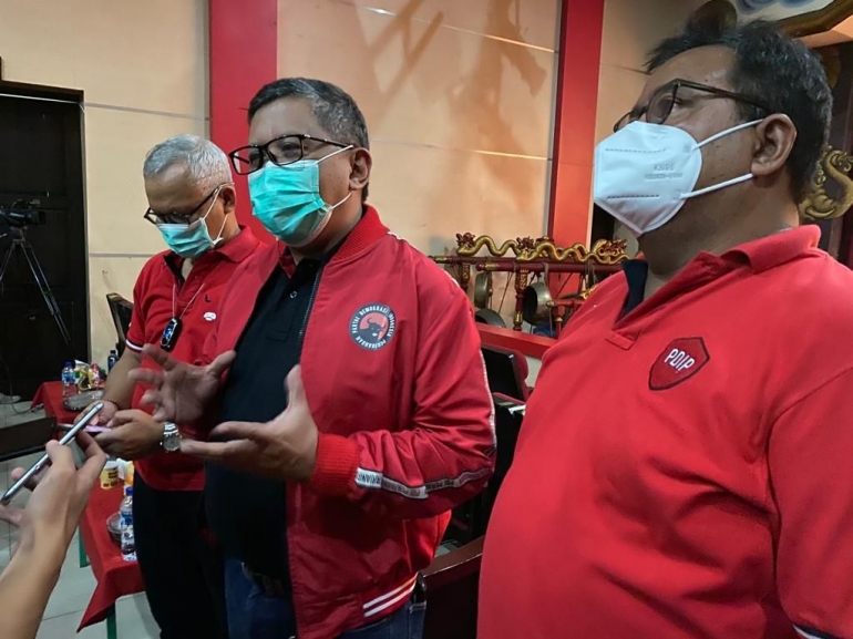 Tiga tokoh PDI Perjuangan Hasto Kristiyanto diapit (kiri) Ario Bimo dan Rano Karno di depan para wartawan di Gedung Pertunjukan Wayang Orang Bharata, Pasar Senin, Jakarta, Oktober lalu. Foto: Dokumentasi Pribadi