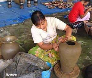 Kunjungan kali pertama ke Banyumulek melihat proses pembuatan yang rata-rata dikerjakan perempuan (dokumentasi pribadi)