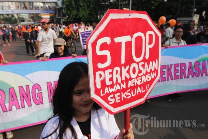 Jaringan Muda Melawan Kekerasan Seksual melakukan sosialisasi penghentian kekerasan seksual kepada perempuan dan anak, di sekitar bundaran HI Jakarta Pusat, Minggu (6/12/2015).| Sumber: TRIBUNNEWS/HERUDIN