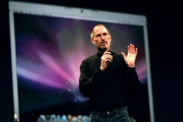 Ilustrasi pendiri Apple, Steve Jobs, saat mempresentasikan produk terbaru Apple. Sumber: Kompas.com