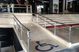 Jalan khusus bagi penyandang disabilitas menuju pintu masuk gedung A Kantor Gubernur Jawa Tengah. Sumber: Humas Pemerintah Jawa Tengah via Kompas.com