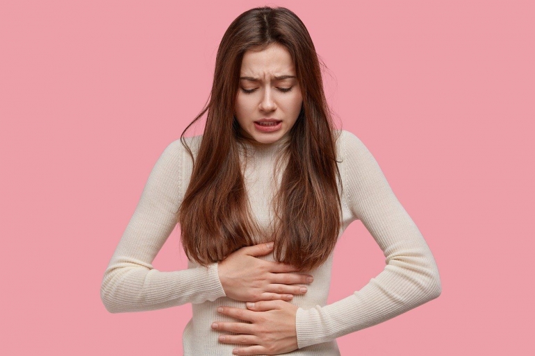 Ilustrasi seorang perempuan merasa sakit saat menstruasi. (Sumber: Saranya7/Pixabay)