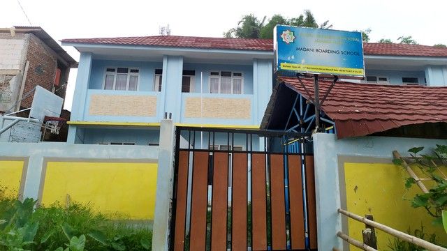 Image caption - Madani Boarding School, di Cibiru Bandung, milik Herry Wirawan - kumpran.com