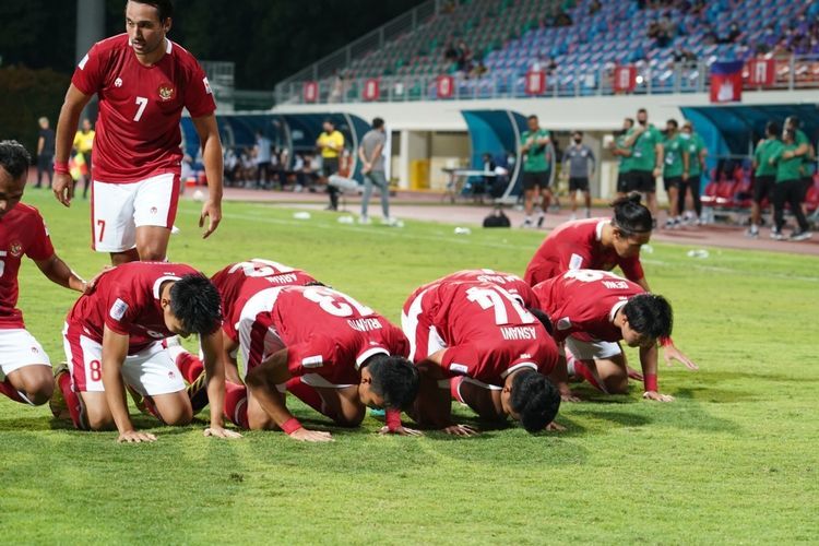Pemain Timnas Indonesia melakukan sujud syukur setelah mencetak gol ke gawang Kamboja. (Situs Resmi AFF Suzuki Cup/via KOMPAS.COM)