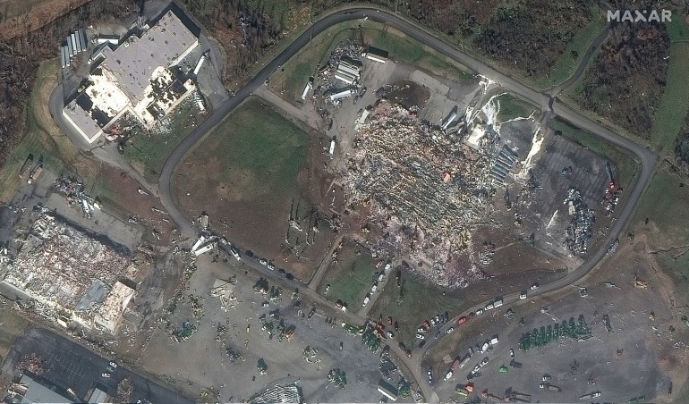 Salah satu wilayah yang dilanda tornado adalah pabrik lilin. Photo: Satellite image  Maxar Technologies/CNN 