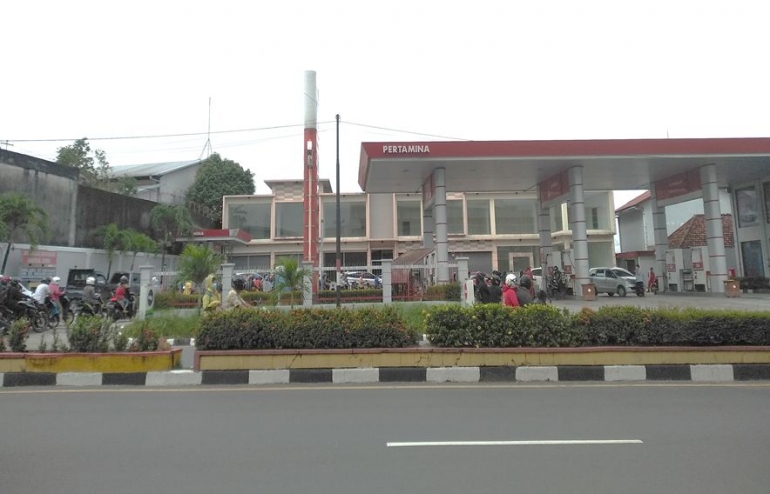 Antrean BBM di Pom Bensin, Jl. Soekarno Hatta Pangkalpinang (dokumen: Hieroliwun, anak saya, 12/12/2021)