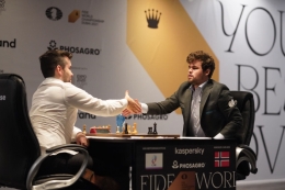 Magnus Carlsen versus Ian Nepomniachtchi dalam FIDE World Championship 2021. | Twitter @Chesscom
