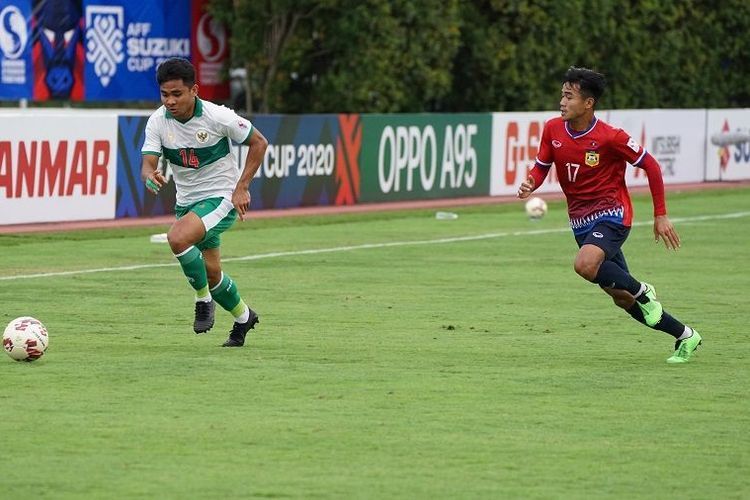 Duel pemain Indonesia dan Laos dalam pertandingan Grup B Piala AFF 2020, Minggu (12/12) (sumber : kompas.com)