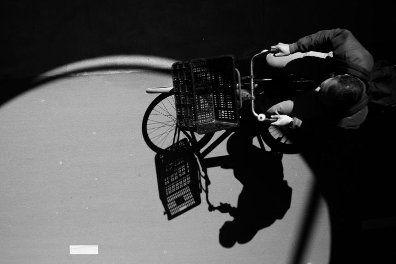 ilustrasi lelaki pergi dengan sepedanya. (sumber: pixabay.com/Skitterphoto)