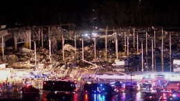 Salah satu bangunan yang dilanda tornado di  Illinois. Photo: Chris Phillips/Maverick Media Group via Reuters   