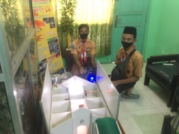 dok. pribadi. Ket foto : Dua siswa yang menciptakan alat pendeteksi bencana.