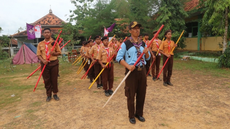 Baris-berbaris dengan menggunakan tongkat