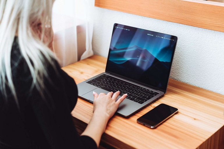 woman-working-on-modern-laptop-and-smartphone-free-photo-2210x1473-61b55c3c75ead6197f62d472.jpg