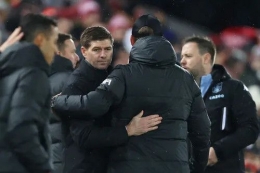 Steven Gerrard berpelukan dengan Juergen Klopp usai laga bersejarah antara Aston Villa vs Liverpool di Anfield (Foto Premierleage.com)
