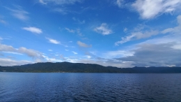 Danau Lindu dan hamparan perbukitan dalam Taman Nasional Lore Lindu di Sulawesi Tengah. (@Hanom Bashari) 