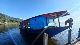 Kapal angkutan yang siap berangkat dari Pelabuhan Tomado menuju Olu, melintasi Danau Lindu. (@Hanom Bashari) 