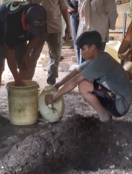 Kelompok Tani Rukun Tani sedang membuat Bokashi dengan bahan utama dari kulit kopi dan kotoran sapi. Dok Pribadi