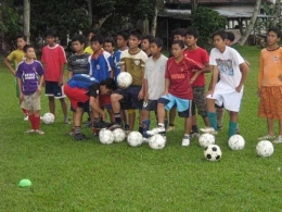 Bermain bola, salah satu aktifitas selepas sekolah di salah satu seminari yang menerapkan boarding school (sumber: sma-seminari.org)