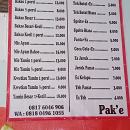 Daftar harga makanan terpasang di dinding warung (dokumen pribadi)