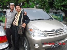 Pak Idham Makmur dan Hanafi (pakai jas)dengan mobil baru dok pribadi