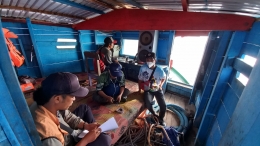 Suasana kabin nakhoda pada kapal angkutan di Danau Lindu, Sulawesi Tengah. (@Hanom Bashari) 