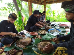 Cooking Class membuat sajian kuliner Ebatan atau Salad Khas Lombok di Bilebante. (Foto: Gapey Sandy)