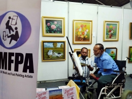 Suami sedang melukis ada logo AMFPA (Association Mouth and Foot Paintings Artist). Dokpri